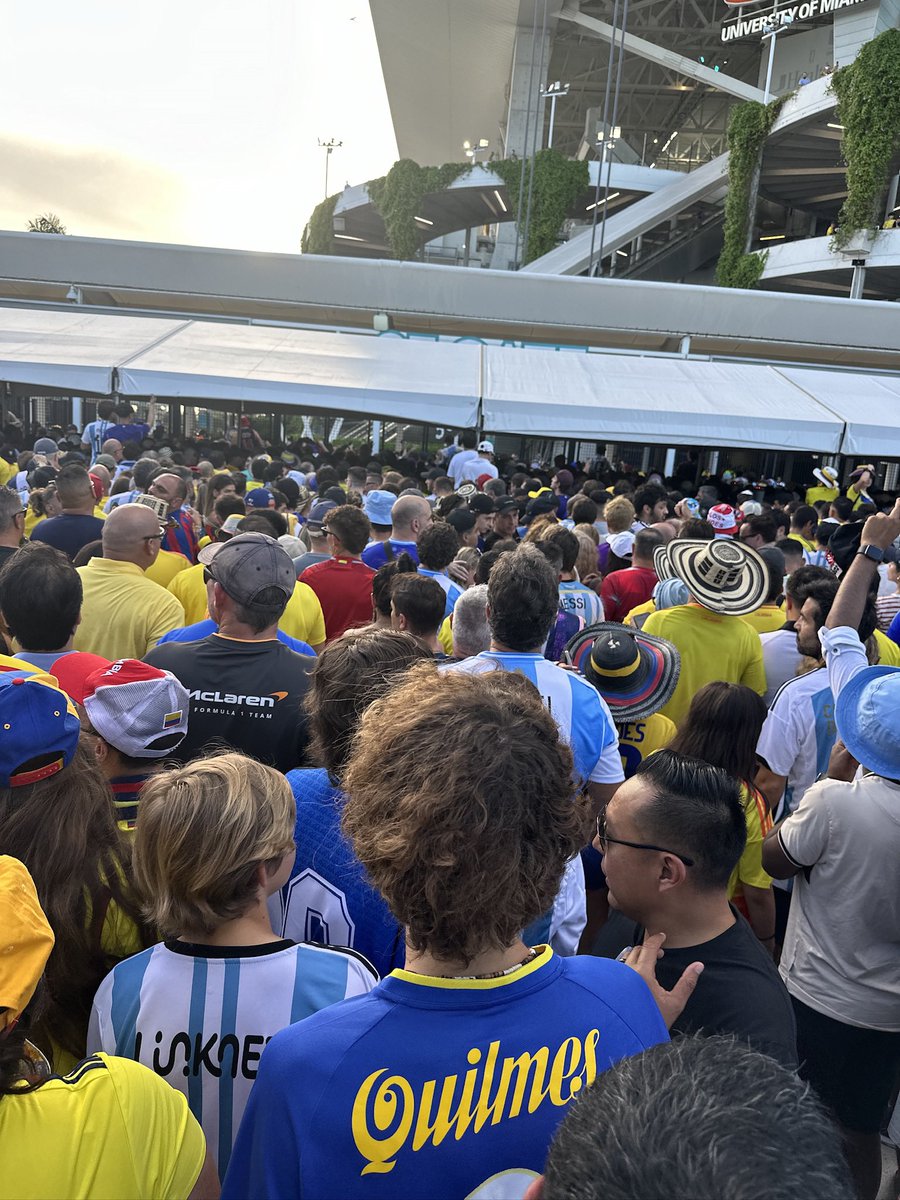Thread.. (1) I brought our 8yr old to the Copa America final last night &amp; we got caught in the scary masses outside the stadium. When we got to SE Entry gate, there were 1000s of people waiting to get in, gates closed (this was 7pm) As we stood in the 90deg heat, bodies pressed