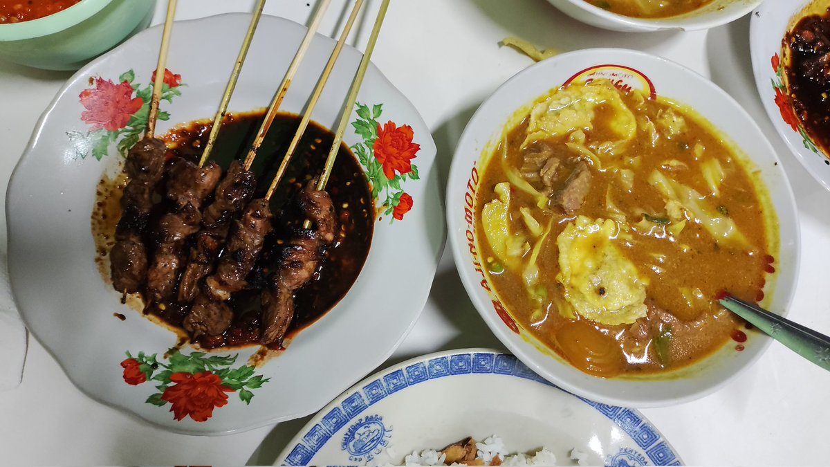 Dira memakan tweet media