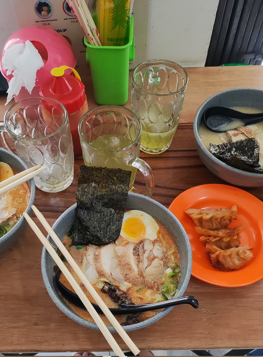 Dira memakan tweet media