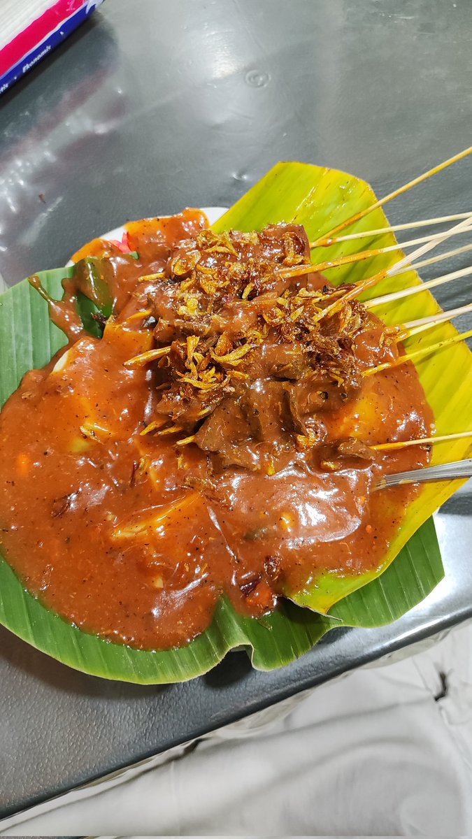 Dira memakan tweet media