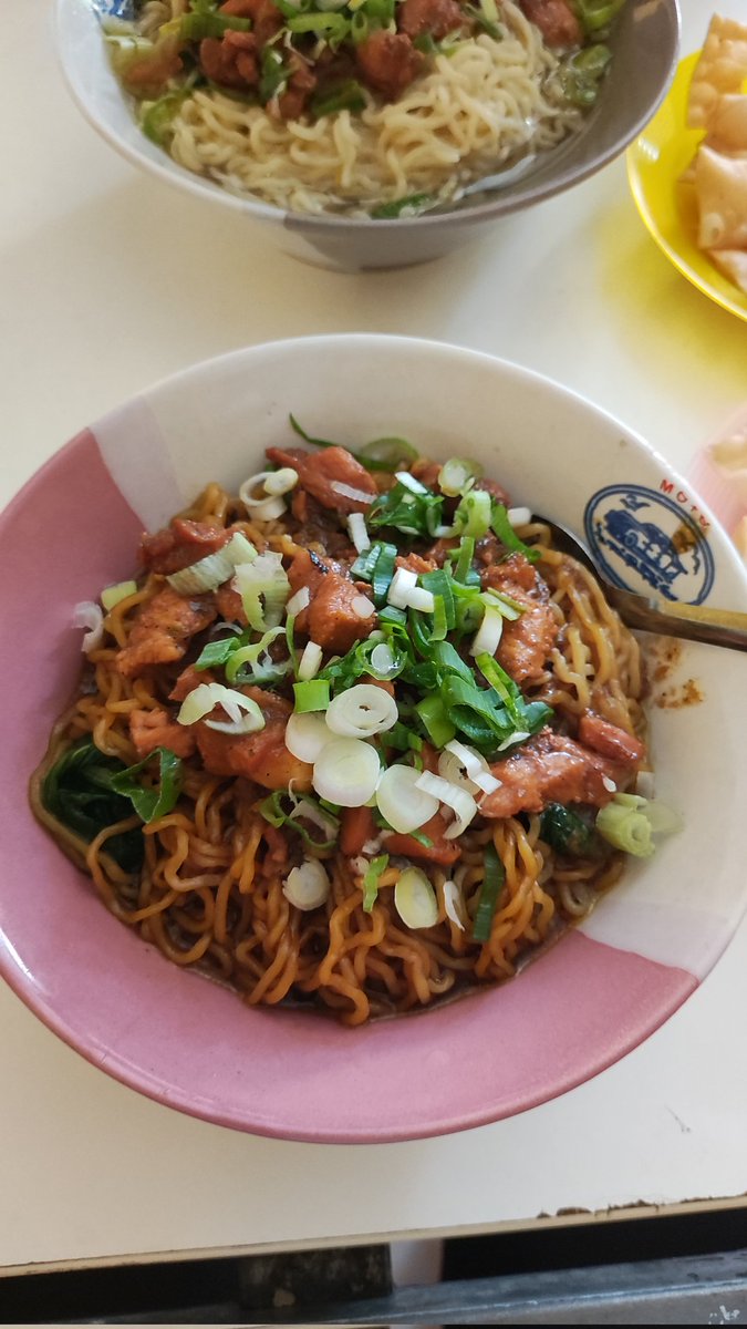 Dira memakan tweet media