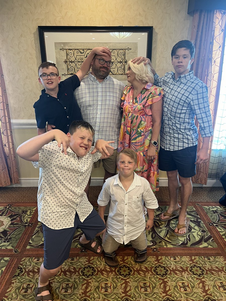 Holly Hanks tweet media