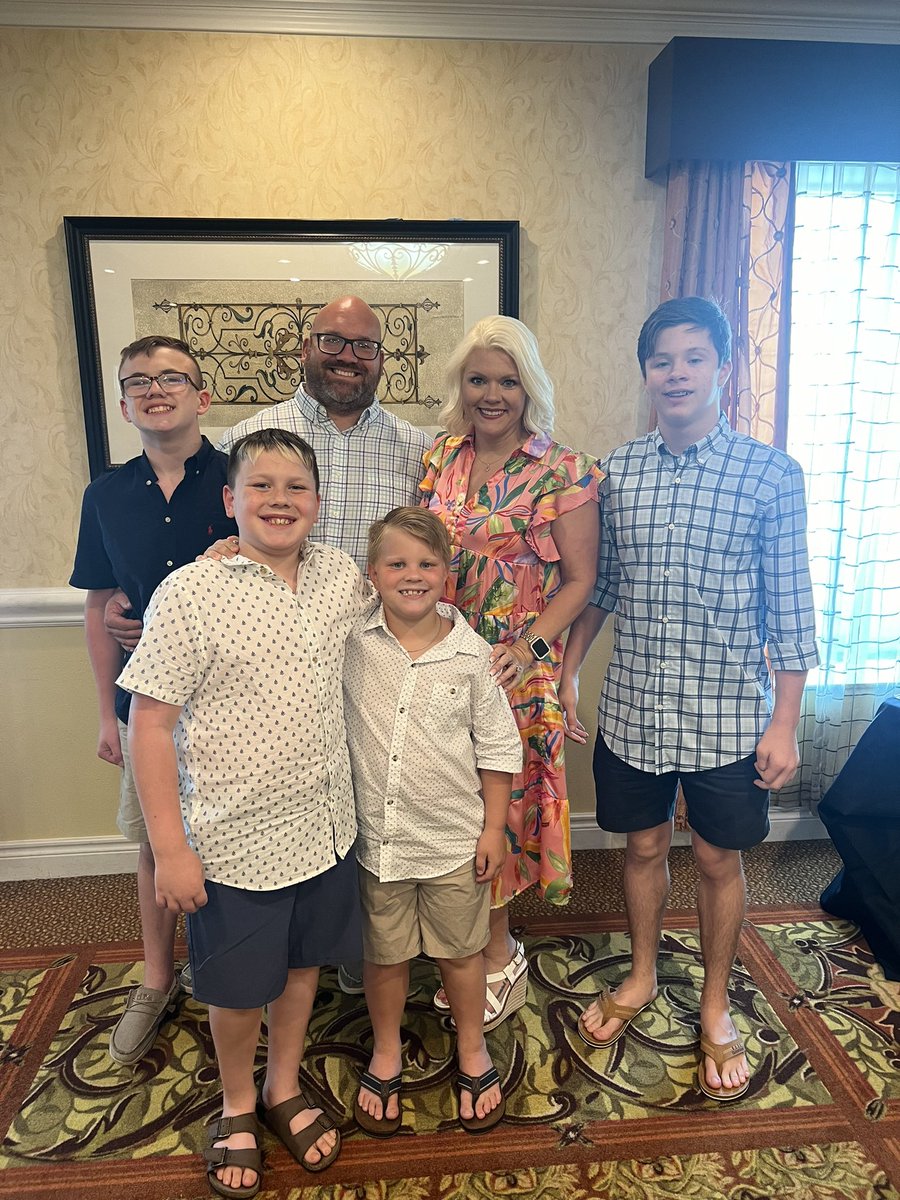 Holly Hanks tweet media