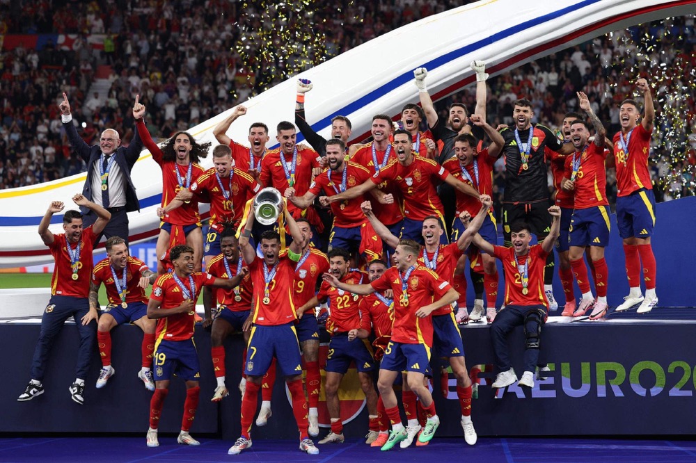 douxiaobo's tweet photo. Congratulations to Spain for winning the European Cup. Since 2011, I have always supported Spain and will continue to do so forever.
Felicidades a España por ganar la Copa de Europa. Desde 2011, siempre he apoyado España y seguiré haciéndolo por siempre. https://t.co/i9ad330ebd