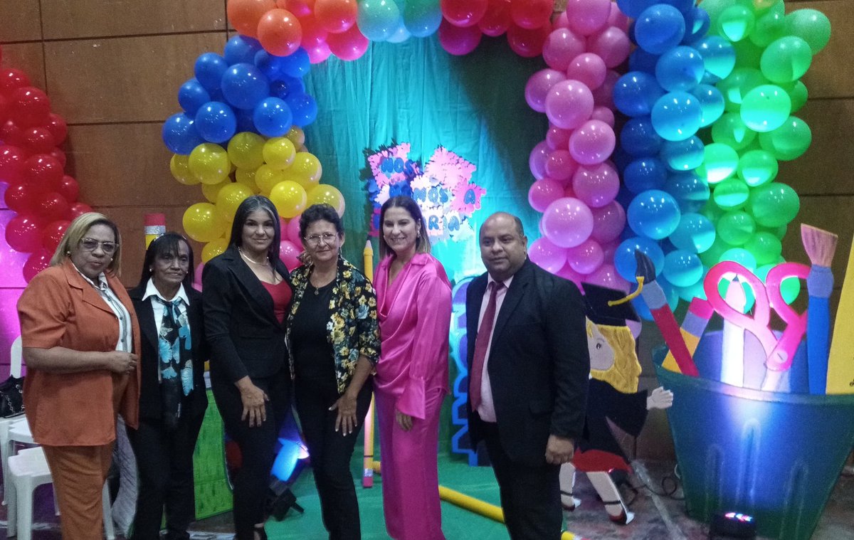 HiulisR's tweet photo. #12DeJulio  Fui invitada a la casa de la cultura Don Otilio Miquilena donde se llevó a cabo la graduación del Centro de Educación Inicial Mamá Rosa ubicado en la Urbanización Libertad. La Primera Dama del municipio Lagunillas, Margarita de Mosquera fue la madrina de promoción. https://t.co/Fuoggf9Hix