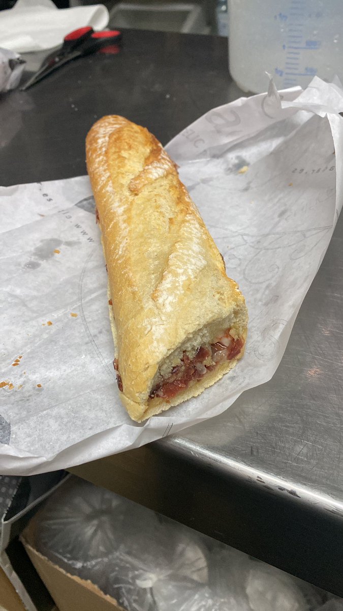 bartolavay's tweet photo. Con mi jefa que es colombiana apostamos, el que pierde trae la merienda… 
La merienda 🫶🏼 lo mejor de España son los bocatas https://t.co/FvmO3lJsrG