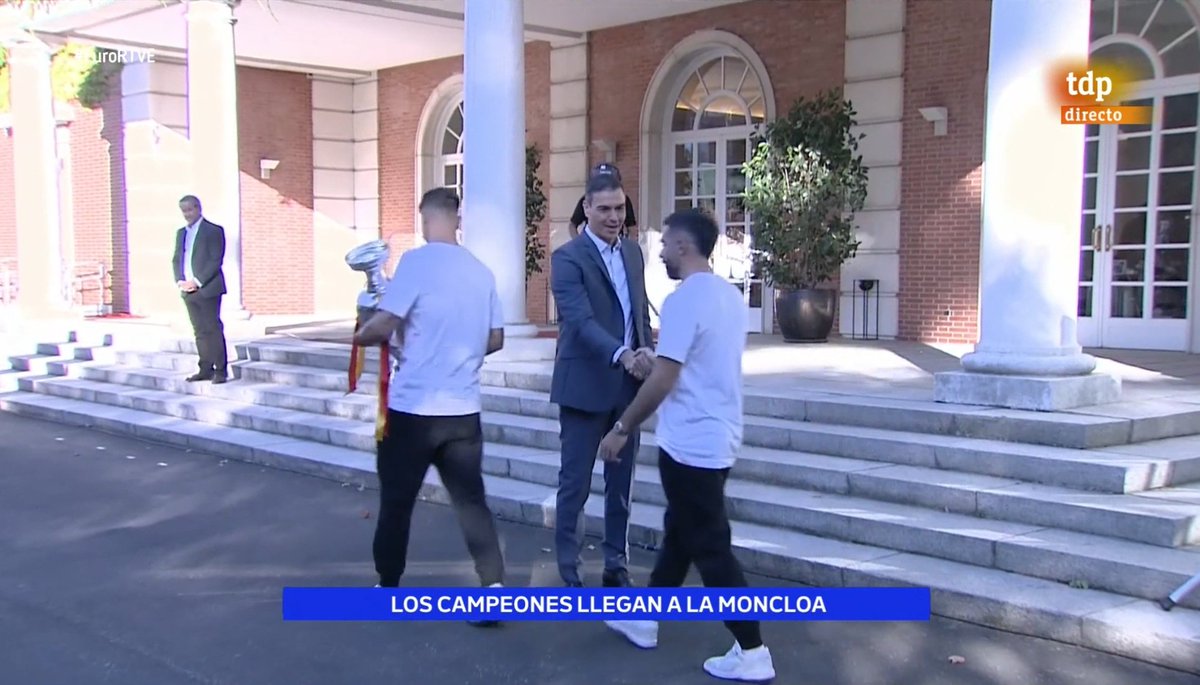 pulpista's tweet photo. Carvajal pasando olímpicamente de Pedro Sánchez. Ni le ha mirado a la cara. https://t.co/oEursseUqd