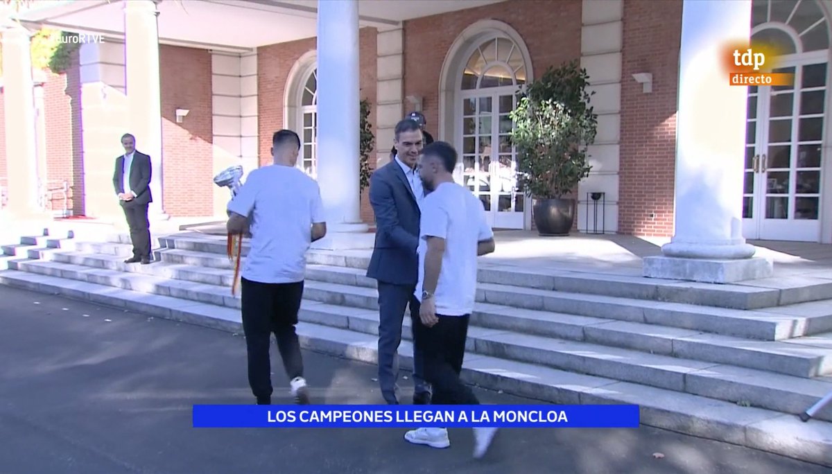 pulpista's tweet photo. Carvajal pasando olímpicamente de Pedro Sánchez. Ni le ha mirado a la cara. https://t.co/oEursseUqd