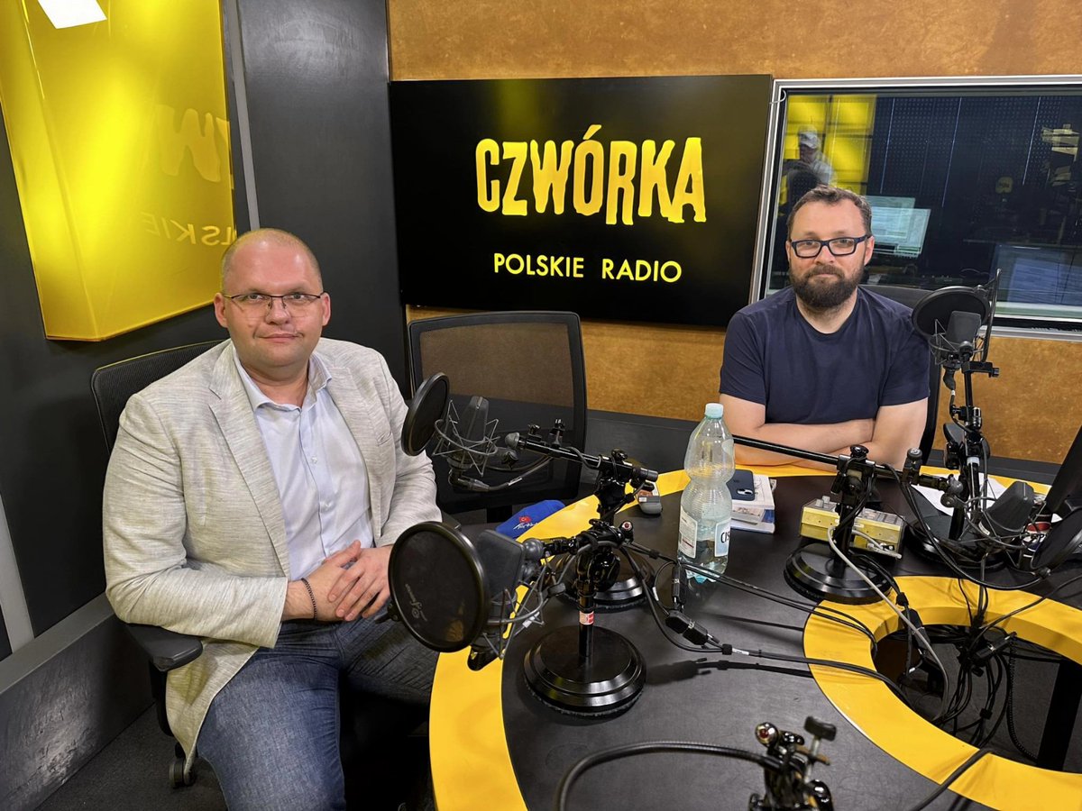 LPolinceusz's tweet photo. Dziś w studiu @RadiowaCzworka o brytyjskiej scenie politycznej po zakończonych wyborach i nieco o dynamicznych zwrotach akcji w kampanii prezydenenckiej w #USA.
Dziękuję serdecznie red. Piotr #Firan za rozmowę oraz red. Michał #Piwowarek za zaproszenie 👍😃
@CIR_CSM https://t.co/uRc0vvIpE8