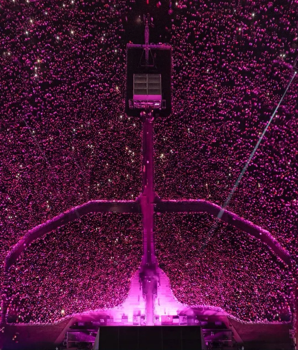 Nicki Minaj had over 220,000 people attend #GagCityBelgium. 🇧🇪