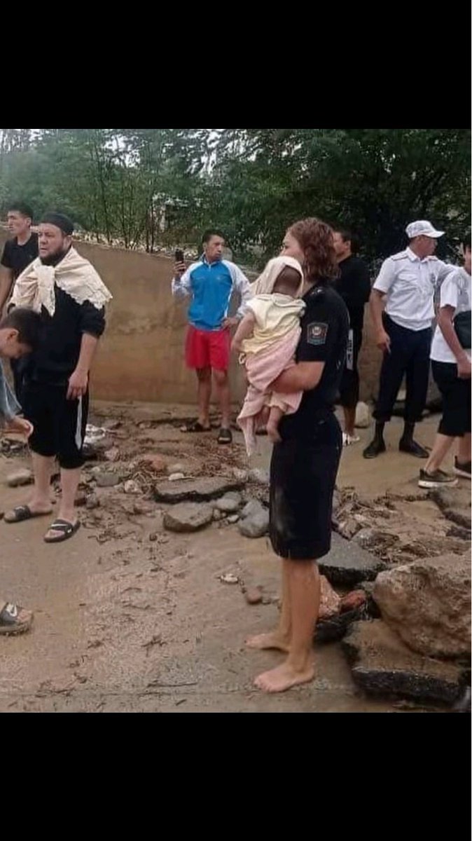 Ошто милиция кызматын өтөгөн айым селден жабыркаган баланы карап турат ❤️‍🩹 
Кыргыздын күчтү айымдары 🙏
