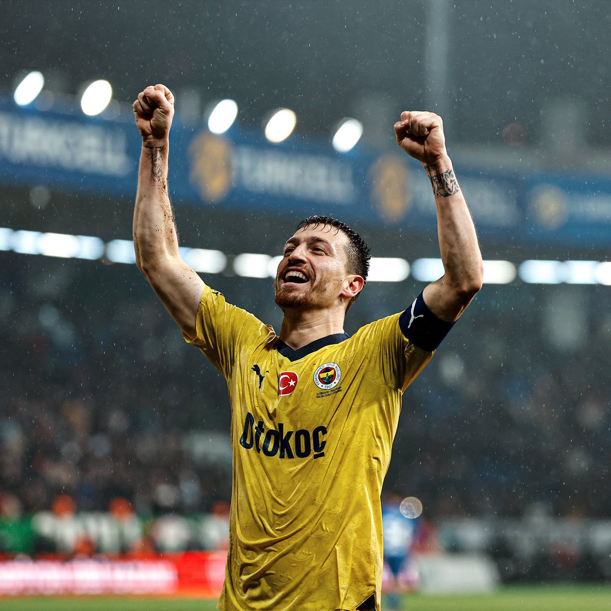 ÖZEL HABER | Mert Hakan, Fenerbahçe bayrağı açan taraftarların yanına gittiği sırada, Mert Hakan’a birkaç Galatasaraylı taraftar, ‘Ağlama.’ şeklinde sataştı. Mert Hakan, ‘Terbiyesizlik yapmayın. Bana selam verenlere selam vermeye geldim. Sahanızda takımımla birlikte size