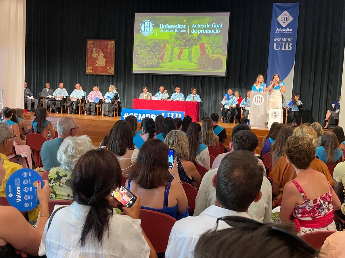 UIBuniversitat's tweet photo. Un dels moments més emotius de l'acte: les paraules de les alumnes Catalina Veny i Paula Sitges, ara ja graduades en Educació Infantil. Ambdues repassen vivències dels anys que han compartit a la #UIB. 
#SempreUIB https://t.co/AAKB33APL6