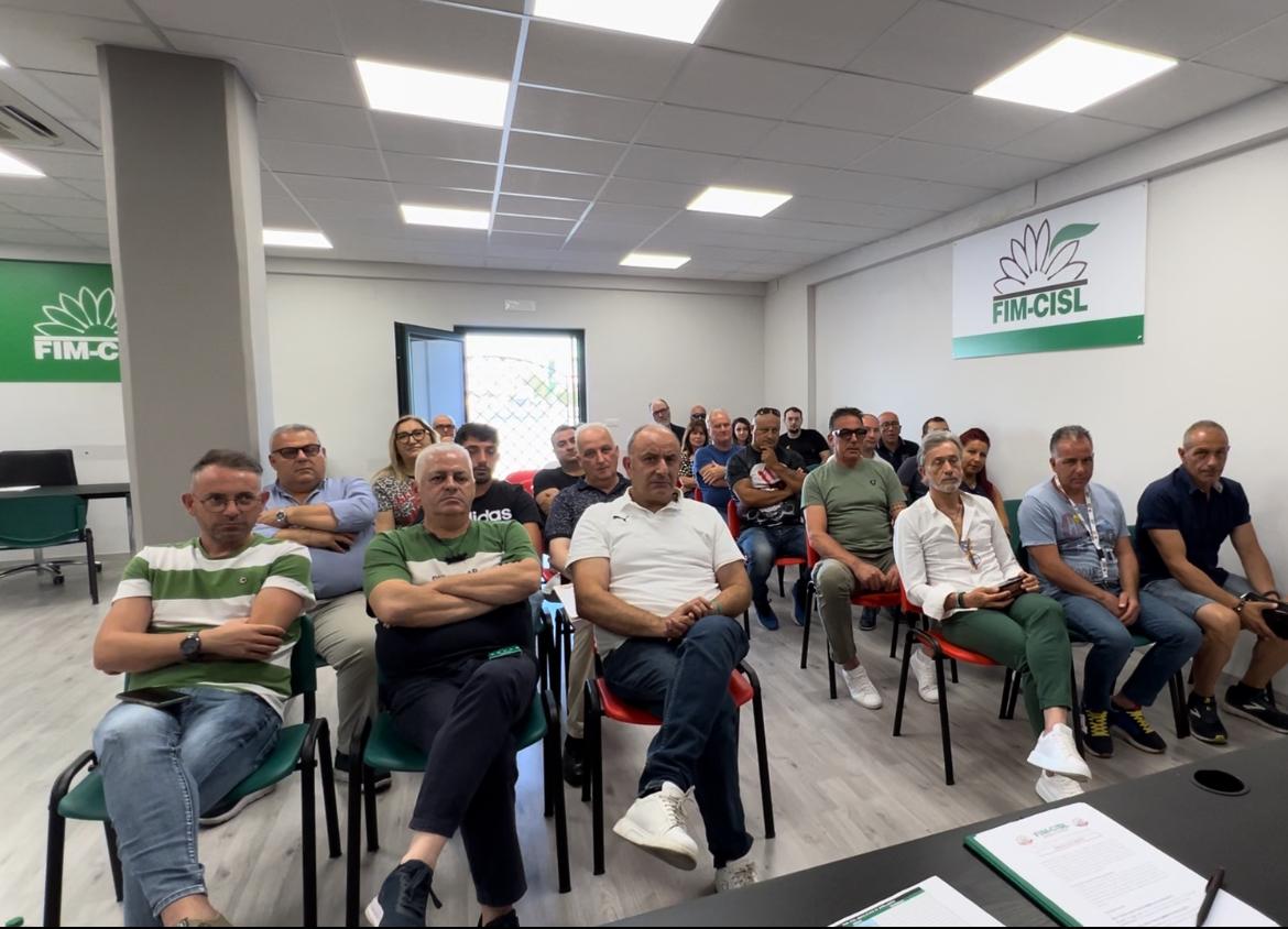 fimcislbas's tweet photo. #Stellantis, stamani a #Melfi attivo delle delegati della @fimcislbas. Mercoledì 24 luglio si replica con i delegati delle aziende dell’#indotto. Sollecitati nuovi modelli ibridi per affrontare le incertezze del mercato delle auto elettriche. https://t.co/QBInXCkCKO https://t.co/giXUJCGyBQ