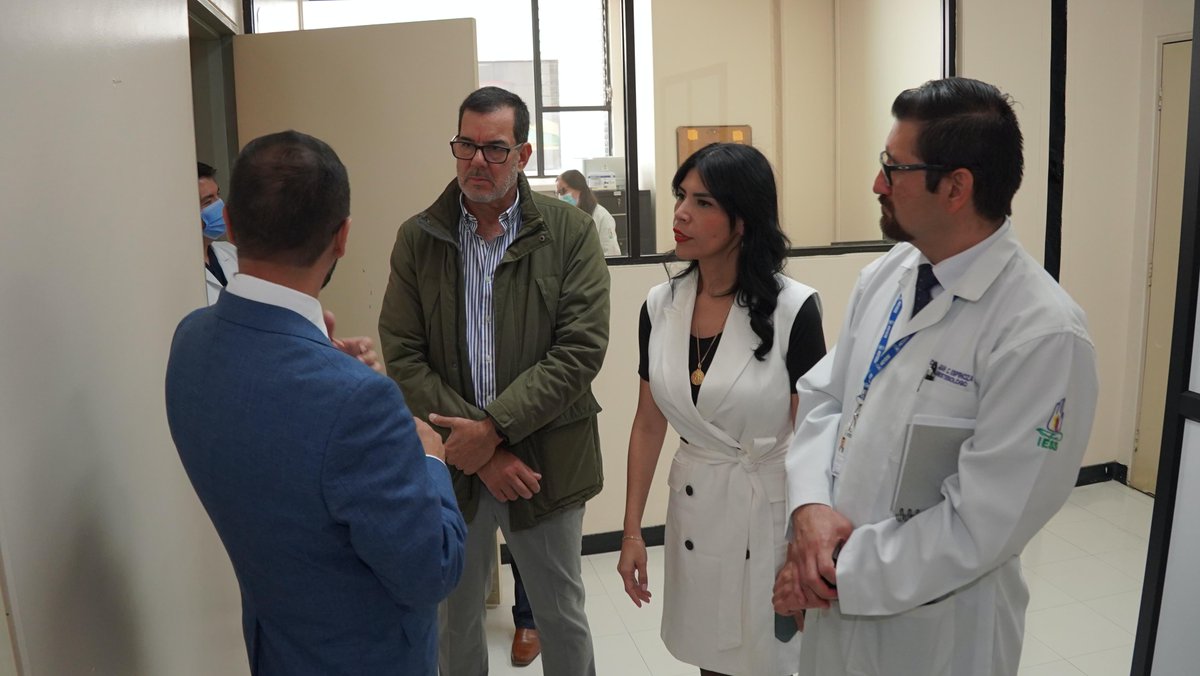 IESSec's tweet photo. 🏥🩺 En el marco de las casas abiertas de #SaludIESS el presidente del Consejo Directivo, @eduardopenah, @DraMajoAgusto, directora del Seguro de Salud, así como directivos y personal de salud recorren el @IESSHJCA para verificar los servicios y dialogar con los usuarios 🫶🏻 https://t.co/mV1AGtDOwA