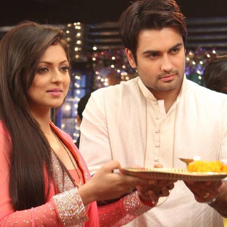 VivinaD33944's tweet photo. Paglon ki si nafrat...Paglon ka sa ishq...Paglon ka sa Junoon...Dono ne milkar kya khoob nibhaya - Madhubala Ek Ishq Ek Junoon 
 #VivianDsena#DrishtiDhami
#Rishbala #Trending 
#Colors https://t.co/nTHYPkOCrJ