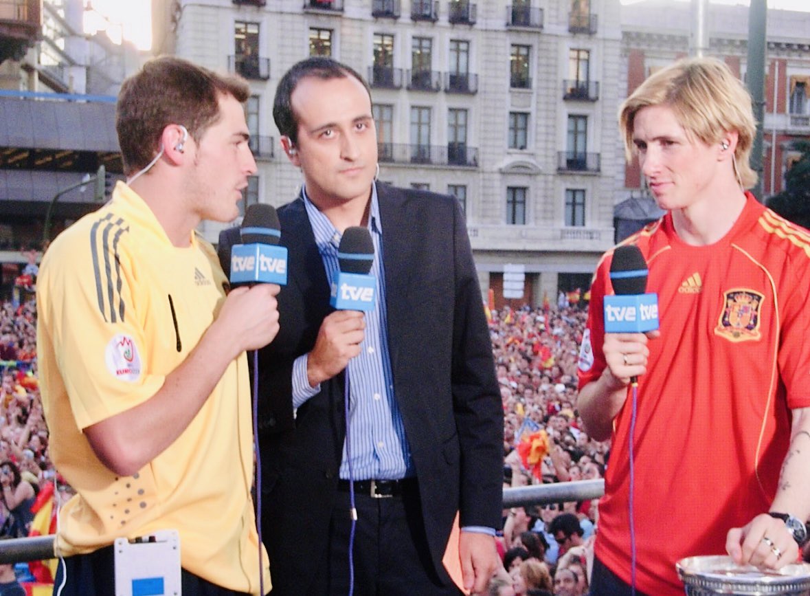 Julian Reyes (@julianreyes_tv) on Twitter photo Celebrando HOY el éxito de <a href="/SEFutbol/">Selección Española Masculina de Fútbol</a> #eurortve comparto con nostalgia este momento hace 16 años, 2008, Plaza de Colón , entrevista con <a href="/IkerCasillas/">Iker Casillas</a> <a href="/Torres/">Fernando Torres</a> y el trofeo como testigo de excepción a la llegada de España para celebrar la Eurocopa con la afición. Celebrando HOY el éxito de <a href="/SEFutbol/">Selección Española Masculina de Fútbol</a> #eurortve comparto con nostalgia este momento hace 16 años, 2008, Plaza de Colón , entrevista con <a href="/IkerCasillas/">Iker Casillas</a> <a href="/Torres/">Fernando Torres</a> y el trofeo como testigo de excepción a la llegada de España para celebrar la Eurocopa con la afición.