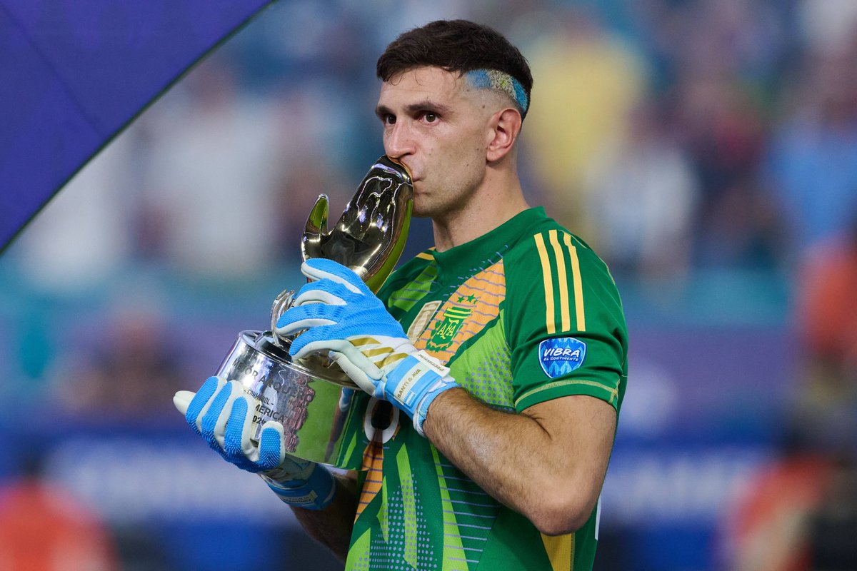 SofascoreBR's tweet photo. Emiliano Martínez pela Argentina:

⚔️ 45 jogos (2 derrotas!)
🚫 17 gols sofridos (0.38 /j!)
👐 75 defesas (1.7 /j)
📊 82% bolas defendidas (!)
🧤 33 jogos sem sofrer gol (73%!)
🙏 9/24 pênaltis defendidos (38%!)
💯 Nota Sofascore 7.10
🏆 4 títulos (!)

🇦🇷🔐 @emimartinezz1 https://t.co/khRhXLjyF1