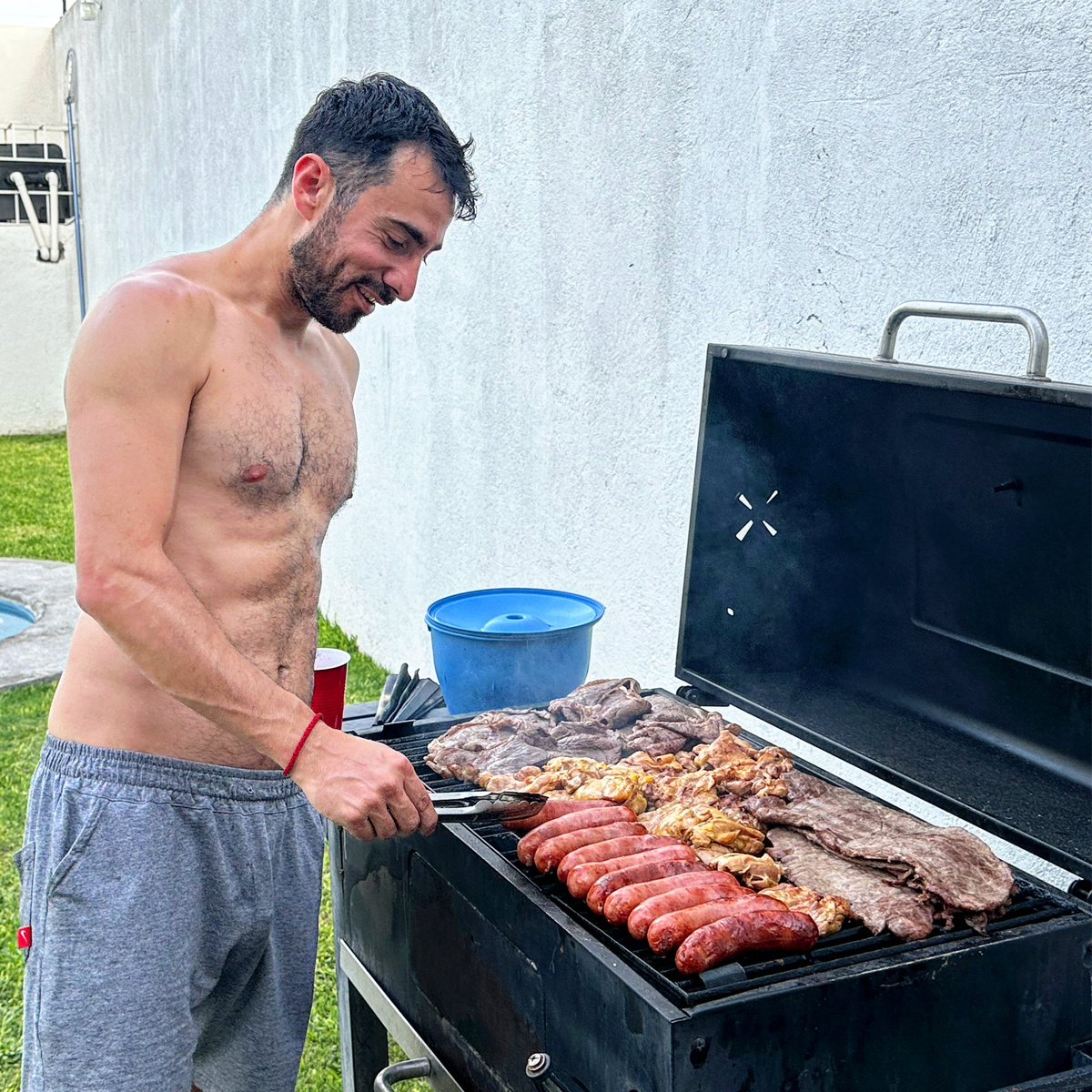 ramirogaston1's tweet photo. Quédate con el que te haga un asado… Se porque te lo digo. Siempre cocina con amor .🥰 #cocinando #asado #unaplausoparaelasador #cocinerohot #cdmxgay #putifoto #gaybsas #mexicogay #gaycdmx #barbado #gayargentina #madridgay #gaypride #gaymadrid #gaymexico #gaypride #gaycordoba https://t.co/3CcNTOeJJw