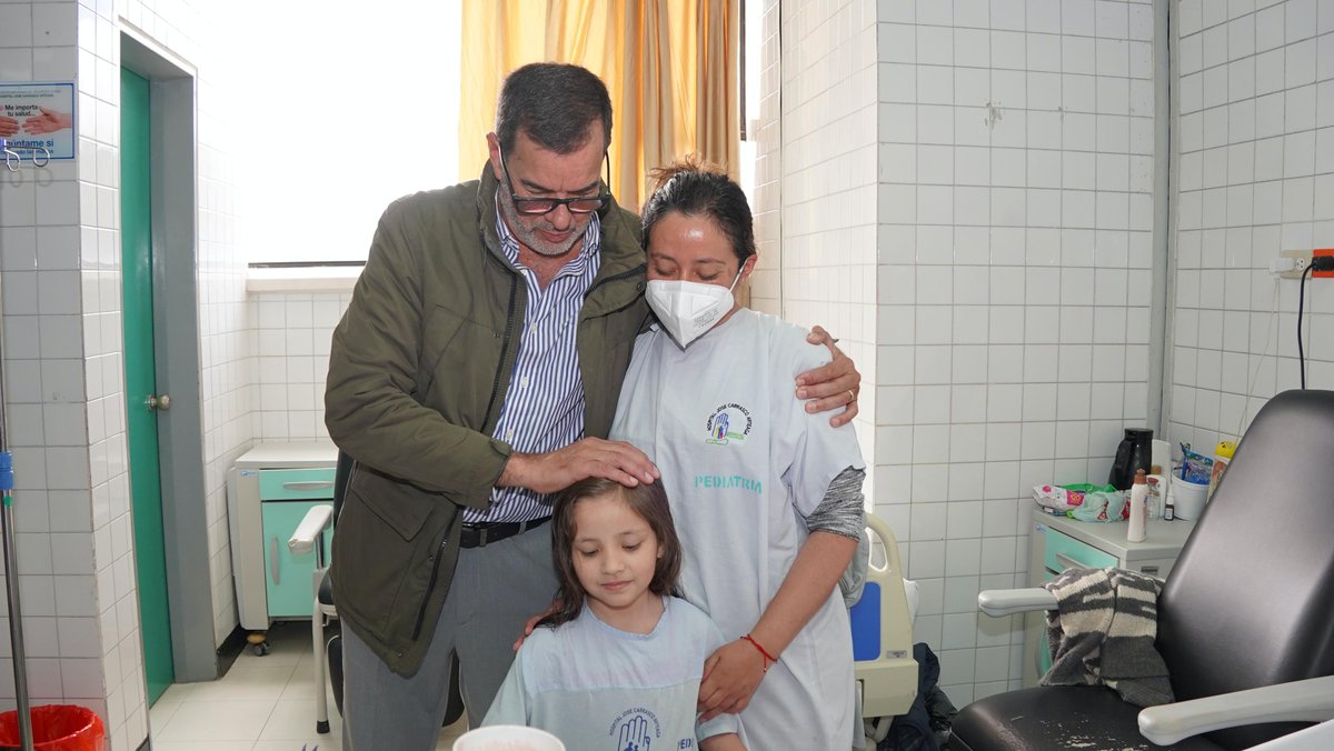 IESSec's tweet photo. 🏥🩺 En el marco de las casas abiertas de #SaludIESS el presidente del Consejo Directivo, @eduardopenah, @DraMajoAgusto, directora del Seguro de Salud, así como directivos y personal de salud recorren el @IESSHJCA para verificar los servicios y dialogar con los usuarios 🫶🏻 https://t.co/mV1AGtDOwA
