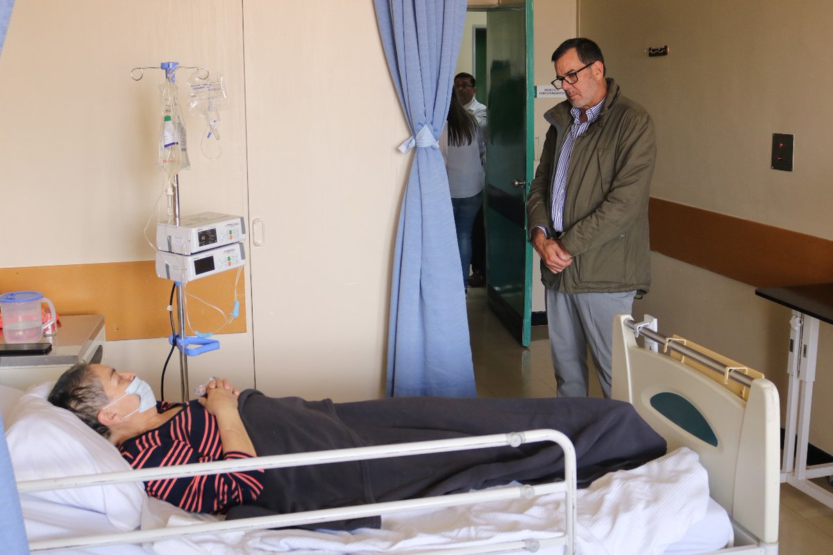 IESSec's tweet photo. 🏥🩺 En el marco de las casas abiertas de #SaludIESS el presidente del Consejo Directivo, @eduardopenah, @DraMajoAgusto, directora del Seguro de Salud, así como directivos y personal de salud recorren el @IESSHJCA para verificar los servicios y dialogar con los usuarios 🫶🏻 https://t.co/mV1AGtDOwA