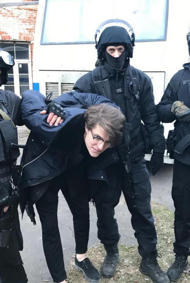 каждый раз когда я вижу эту картинку то пытаюсь зажмурить глаза по двум причинам:
1) очень красивый горошко
2) РАЗГРОМ СТУД АУ 🗣️ РАЗГРОМ СТУД АУ 🗣️ РАЗГРОМ СТУД АУ 🗣️