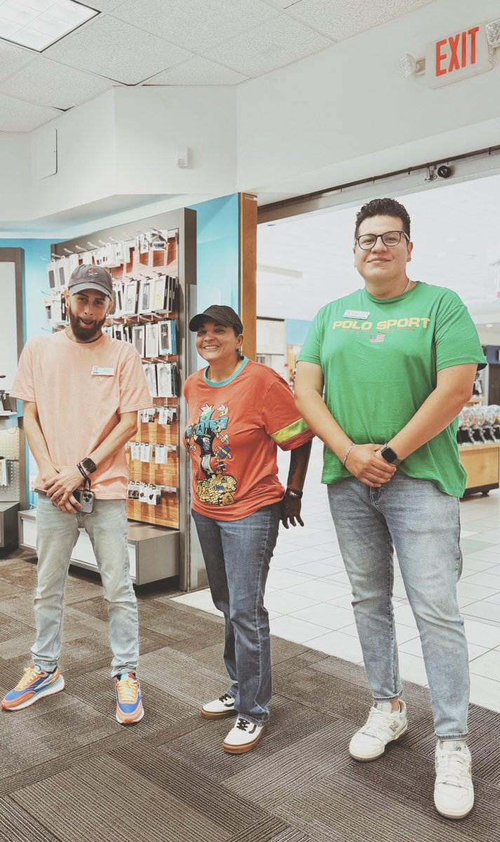 Yesterday CMB kicked off the week with a splash of color to celebrate the first day of SouthSide Spirit Week! 🎨👨🏽‍🎨🖼️

<a href="/PelzerYessica/">Yessica Peralta</a> <a href="/AKGaddy/">Andre Gaddy</a>