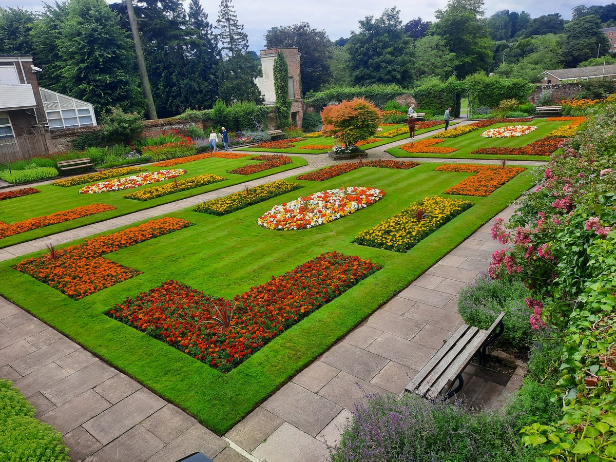 Carpet bedding never goes out of fashion at the Burma Memorial walled garden in Hemel Hempstead 😍😍😍
#GardeningX #GardenersWorld #garden #GardeningTwitter