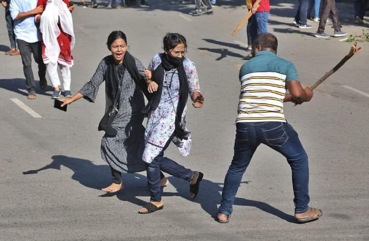 JungkookTanha's tweet photo. Horrific scenes from Dhaka University students. Protesters attacked mercilessly by the Bangladesh Chatra League. Justice: justice for their cause, justice for what has been inflicted on them.
Shame! Shame! Shame!
#Bangladesh #QuotaReforms https://t.co/5CkThs2doI