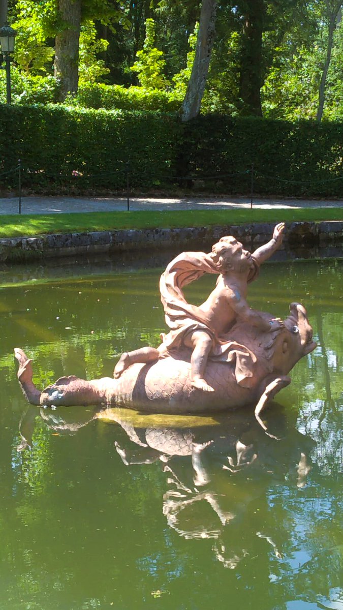 DaniElefantman's tweet photo. Angelito en una fuente del Palacio de la Granja #escultura #angeel #PalaciodelaGranja #Segovia https://t.co/UxyeknoHYd