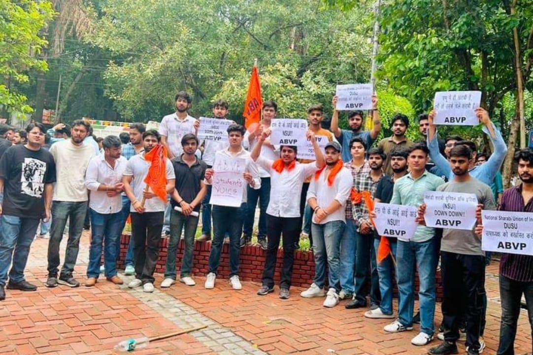 ABVPVoice's tweet photo. डूसू कार्यालय में शराब के नशे में धुत NSUI के गुंडों द्वारा की गई तोड़फोड़ के मामले में अभाविप की राष्ट्रीय मंत्री @ShivangiSpeaks एवं डूसू पदाधिकारियों के नेतृत्व में दिल्ली विश्वविद्यालय के छात्रों ने कला संकाय के प्रांगण में दोषियों पर अविलंब कारवाई की मांग को लेकर जोरदार प्रदर्शन कर दिल्ली विश्वविद्यालय के कुलपति को ज्ञापन सौंपा।

#NSUIGoons