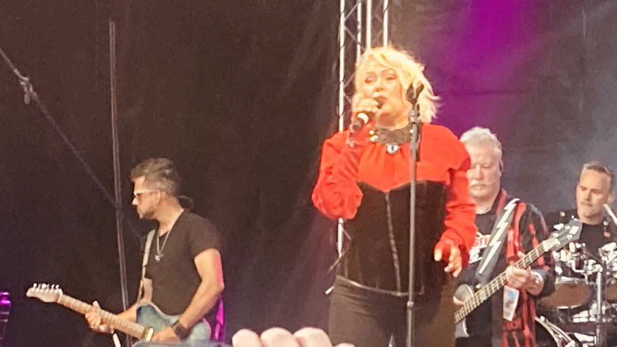 FWeil4's tweet photo. @kimwilde @Wildericky &amp; Band thank you so much for a fantastic open air night in Erlensee ♥️💫☀️🙏🙏🙏❤️ what a night, what a blast! https://t.co/moEDt9XU5r