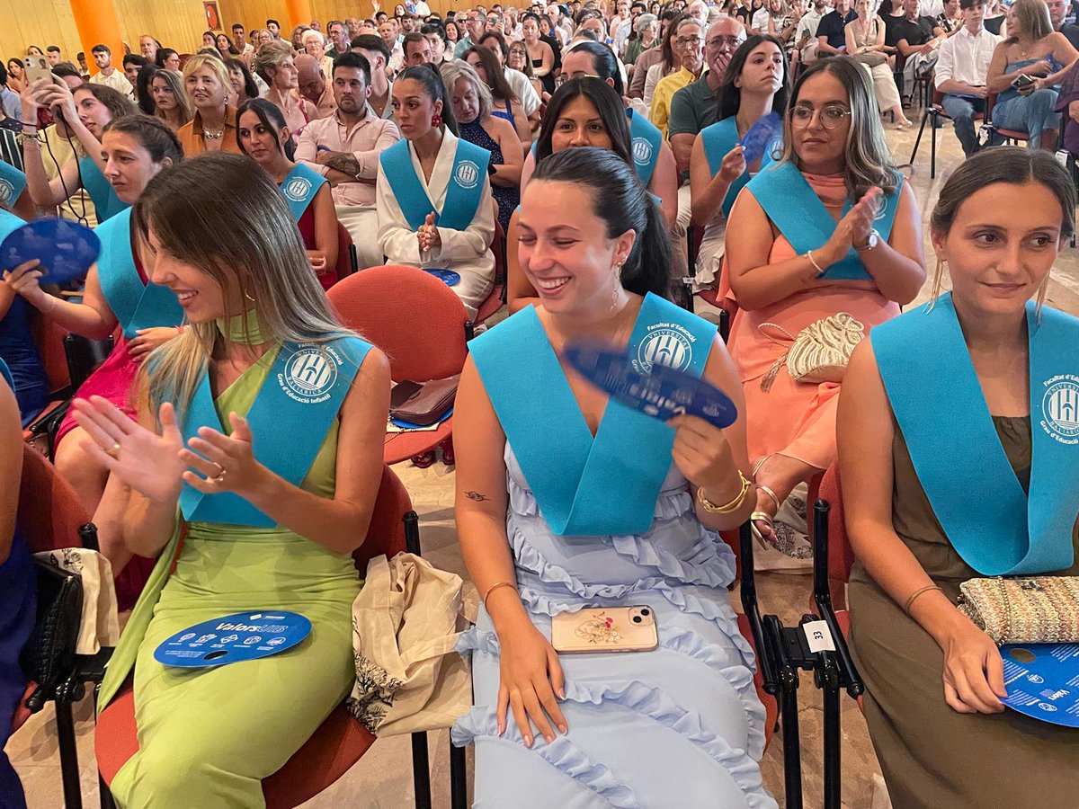 UIBuniversitat's tweet photo. Els estudiants reben l’obra gràfica que simbolitza el pas per la #UIB. Un per un, pujen a l’estrada davant d'amics i familiars. 

El degà de la Facultat d'@EducacioUIB els dirigeix unes paraules i els agraeix l'esforç i el seu pas per la UIB. https://t.co/dvYJz6CLDT