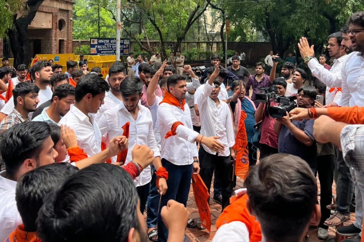 ABVPVoice's tweet photo. डूसू कार्यालय में शराब के नशे में धुत NSUI के गुंडों द्वारा की गई तोड़फोड़ के मामले में अभाविप की राष्ट्रीय मंत्री @ShivangiSpeaks एवं डूसू पदाधिकारियों के नेतृत्व में दिल्ली विश्वविद्यालय के छात्रों ने कला संकाय के प्रांगण में दोषियों पर अविलंब कारवाई की मांग को लेकर जोरदार प्रदर्शन कर दिल्ली विश्वविद्यालय के कुलपति को ज्ञापन सौंपा।

#NSUIGoons