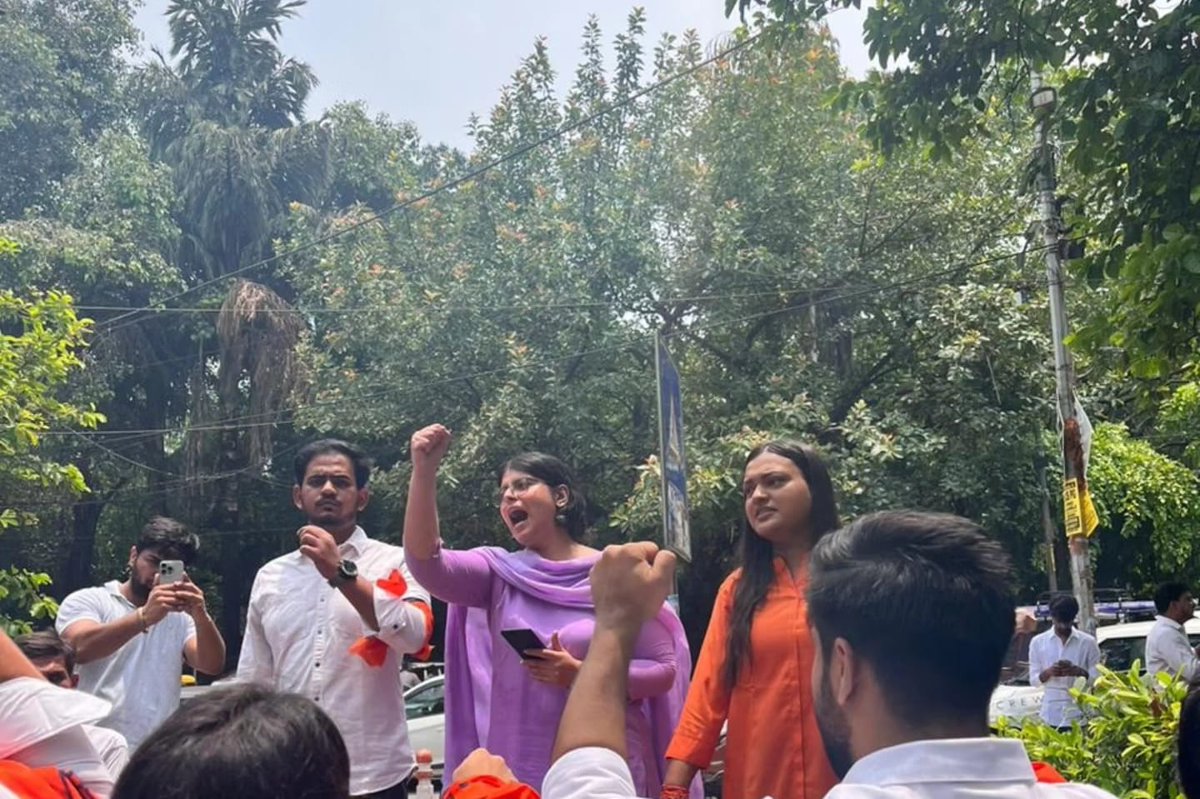 ABVPVoice's tweet photo. डूसू कार्यालय में शराब के नशे में धुत NSUI के गुंडों द्वारा की गई तोड़फोड़ के मामले में अभाविप की राष्ट्रीय मंत्री @ShivangiSpeaks एवं डूसू पदाधिकारियों के नेतृत्व में दिल्ली विश्वविद्यालय के छात्रों ने कला संकाय के प्रांगण में दोषियों पर अविलंब कारवाई की मांग को लेकर जोरदार प्रदर्शन कर दिल्ली विश्वविद्यालय के कुलपति को ज्ञापन सौंपा।

#NSUIGoons