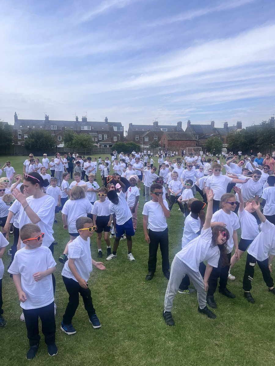 QuayAcademy's tweet photo. What an amazing time we all had at the colour run today! Thanks to our fabulous parents for joining in the fun. #teamquay @dretnews @QuayPrincipal https://t.co/6NEKQUKSuS