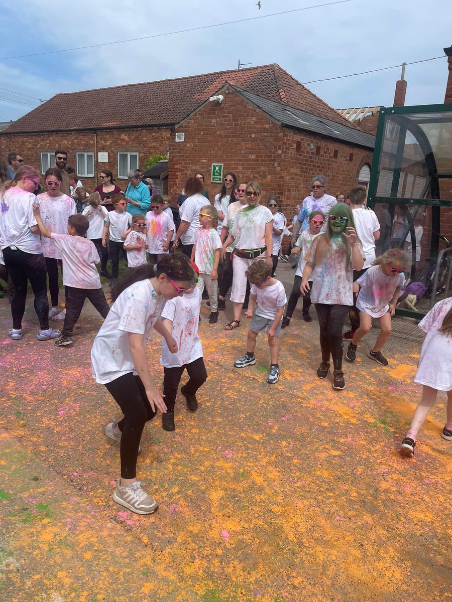 QuayAcademy's tweet photo. What an amazing time we all had at the colour run today! Thanks to our fabulous parents for joining in the fun. #teamquay @dretnews @QuayPrincipal https://t.co/6NEKQUKSuS