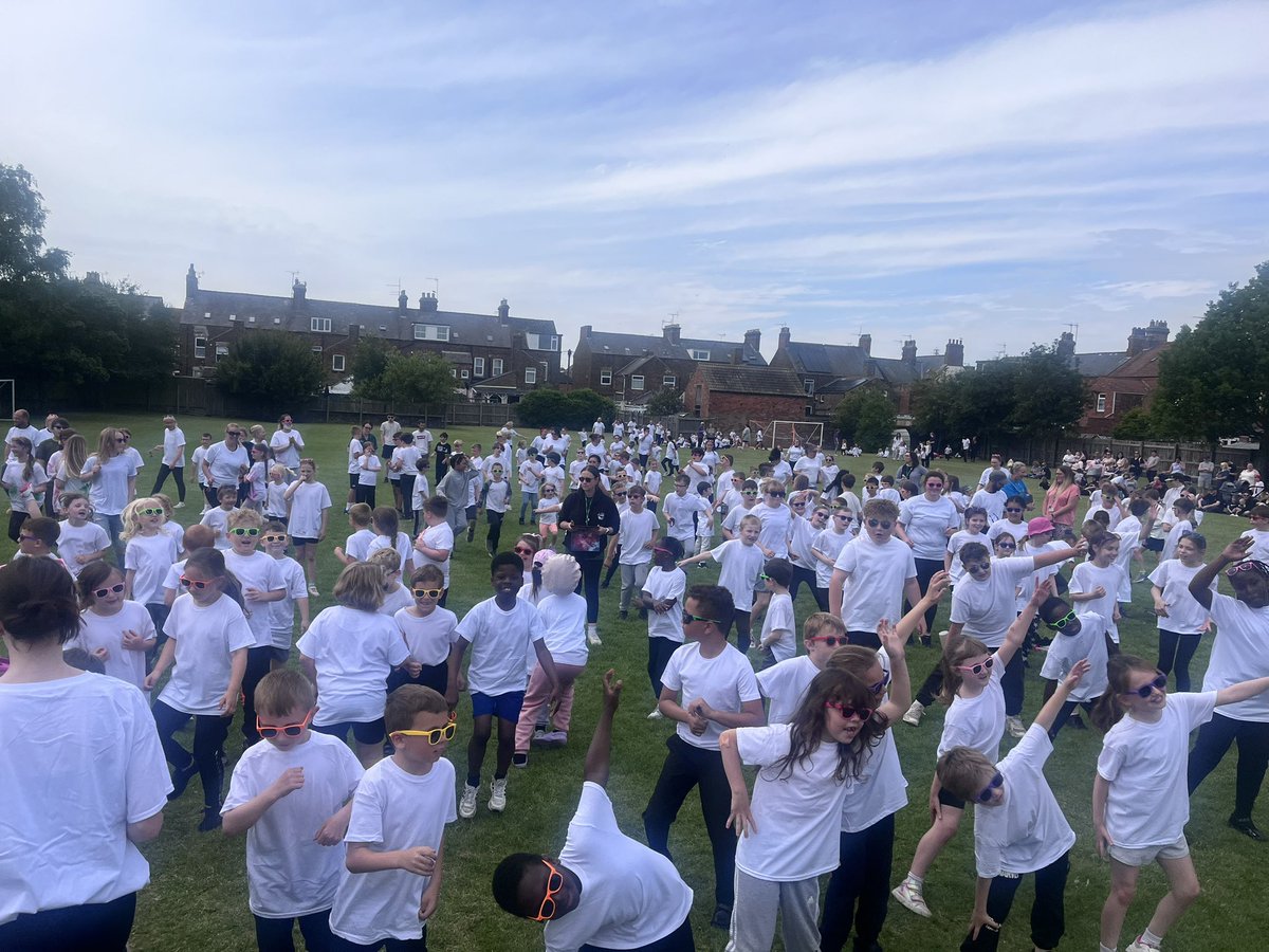 QuayAcademy's tweet photo. What an amazing time we all had at the colour run today! Thanks to our fabulous parents for joining in the fun. #teamquay @dretnews @QuayPrincipal https://t.co/6NEKQUKSuS