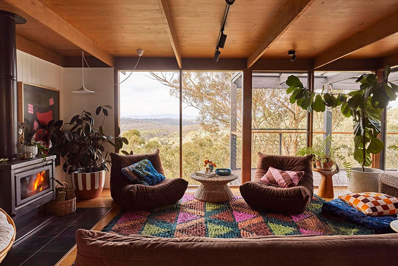 UNE MAISON RÉTRO CHIC COLORÉE PAR LES FONDETEURS DE SAGE &amp; CLARE
bit.ly/4f6SLkv
Je vous ai trouvé encore une maison milieu de siècle, à la décoration délurée. Elle est à vendre, mais ce qui nous intéresse est surtout la décoration et les aménagements.