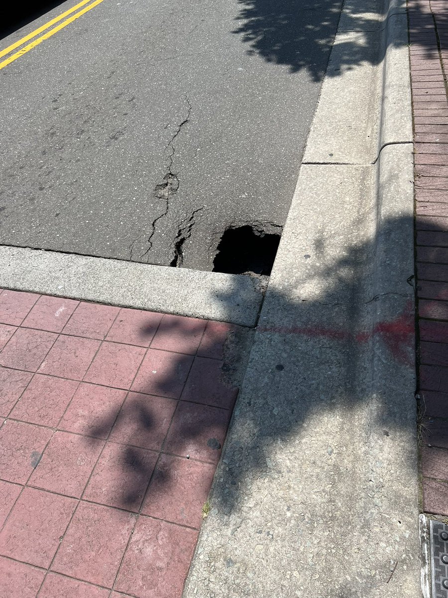 jdttransit's tweet photo. If you’re riding a bike eastbound on W Main Street in Durham, beware the new sinkhole at Five Points!  I’ve already submitted it to Durham One Call @movesafedurham https://t.co/v5QjYn0UXK