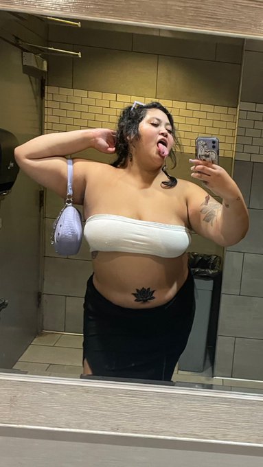 I take a lot of bathroom selfies and I love it 🥰 https://t.co/muYWEFZhYI