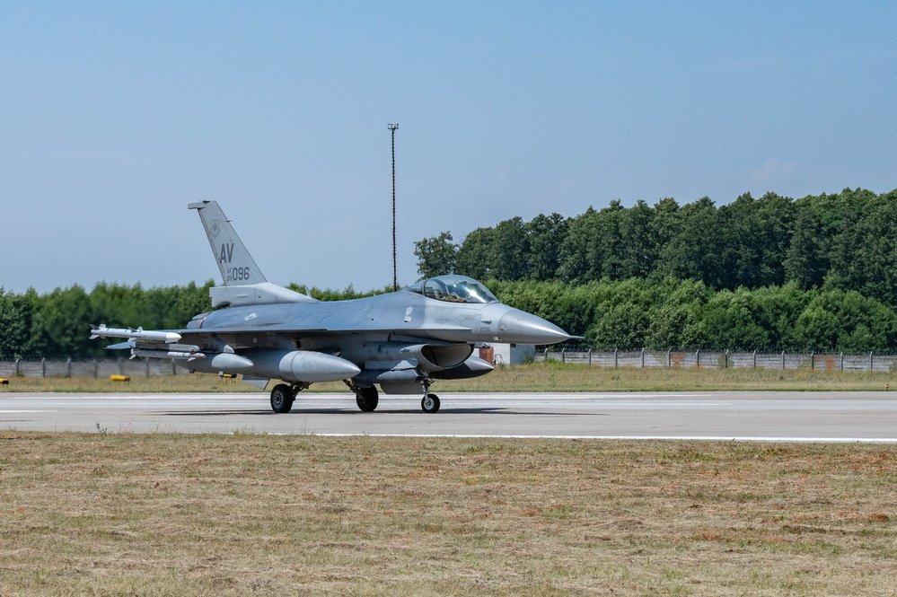 Ashishdangwal07's tweet photo. New Barrier Arresting Kit-12 passes certification test by safely decelerating a @usairforce F-16 from the 31st Fighter Wing at #Malacky Air Base, #Slovakia on July 10, 2024. https://t.co/xB8EeT3I7C