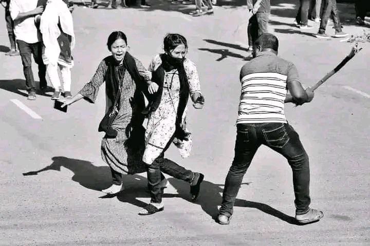 tajim9182's tweet photo. This is the Bangladesh we wanted? 

Bangladesh Chatro League gangsters are beating innocent girls in the quota reform protest. 
This is not independency. This is not democracy. 

Shame on the system. 

#QuotaMovement #Quotamovement2024  #Bangladesh #AlJazeera @AlJazeeraWorld https://t.co/LPTBTSWyf1