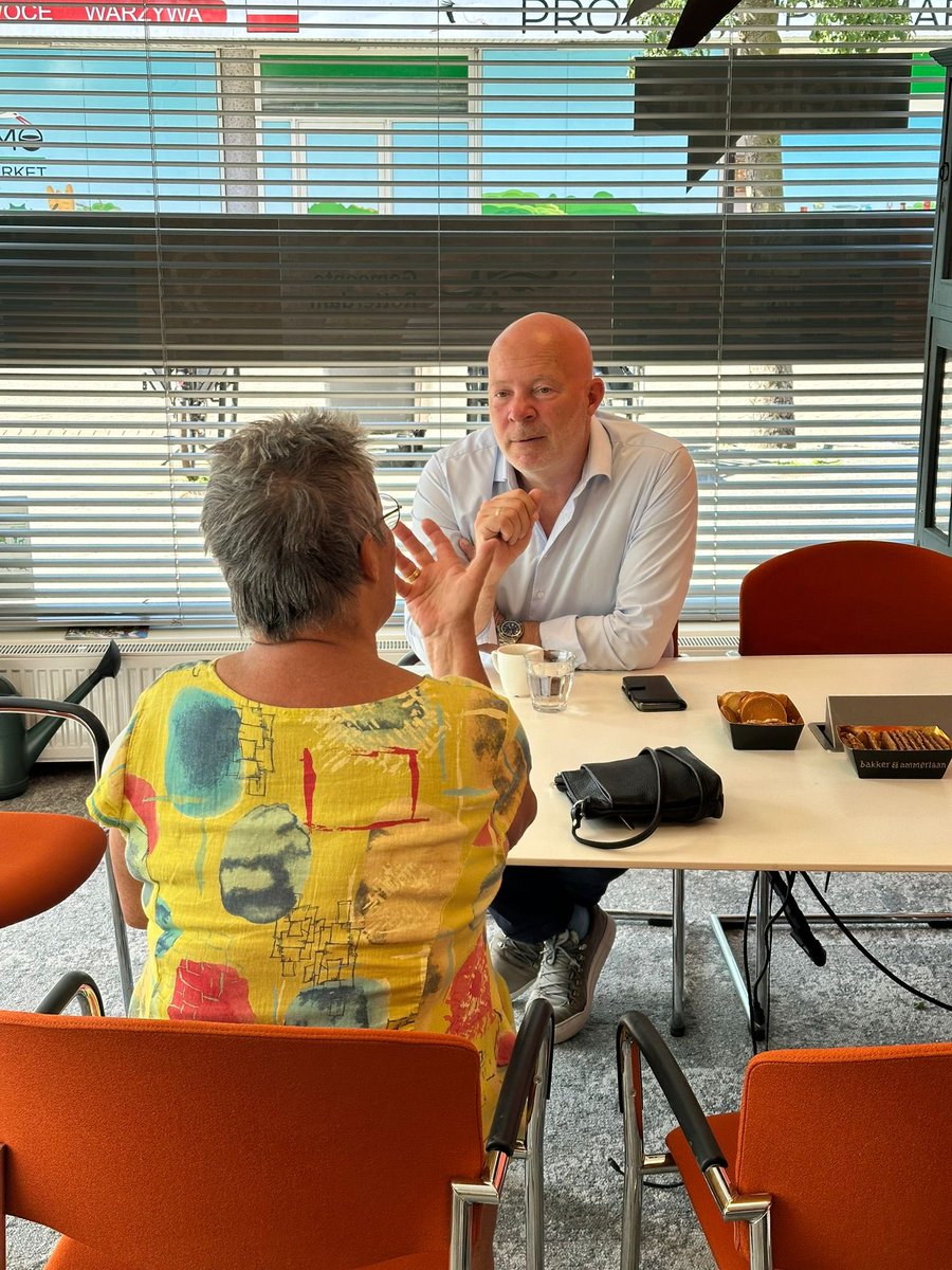 RobertSimonsLR's tweet photo. Een mooie ochtend in Hoek van Holland! ☀️ Als wijkwethouder hield ik vanochtend  spreekuur in de pas geopende #wijkhub. Fijn om zoveel betrokken bewoners te spreken met hart voor hun dorp. We gaan aan de slag met jullie vragen en houden jullie op de hoogte van de voortgang. https://t.co/sPIOCEbgRL