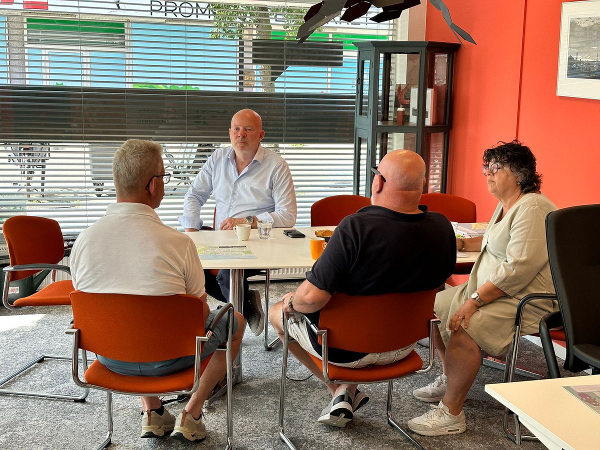 RobertSimonsLR's tweet photo. Een mooie ochtend in Hoek van Holland! ☀️ Als wijkwethouder hield ik vanochtend  spreekuur in de pas geopende #wijkhub. Fijn om zoveel betrokken bewoners te spreken met hart voor hun dorp. We gaan aan de slag met jullie vragen en houden jullie op de hoogte van de voortgang. https://t.co/sPIOCEbgRL