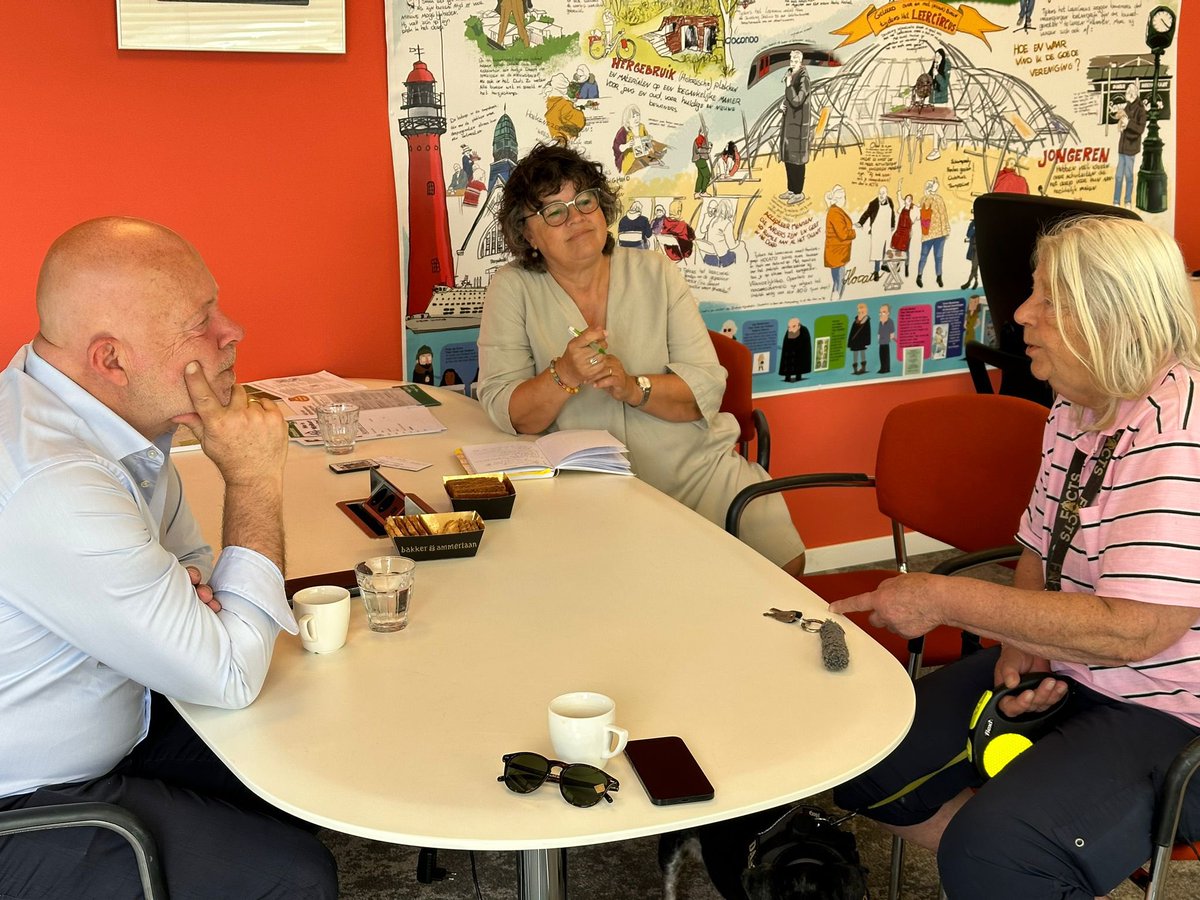 RobertSimonsLR's tweet photo. Een mooie ochtend in Hoek van Holland! ☀️ Als wijkwethouder hield ik vanochtend  spreekuur in de pas geopende #wijkhub. Fijn om zoveel betrokken bewoners te spreken met hart voor hun dorp. We gaan aan de slag met jullie vragen en houden jullie op de hoogte van de voortgang. https://t.co/sPIOCEbgRL
