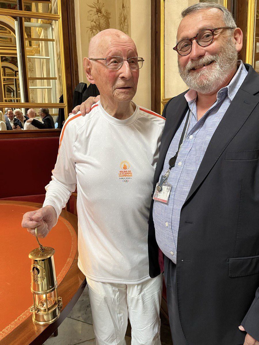 La flamme olympique à l'Assemblée nationale
Ce 14 juillet la flamme olympique est arrivée à Paris et a traversé l'hémicycle du Palais Bourbon avec pour porteur le doyen des anciens députés Jean Turco 106 ans. Les nouveaux députés ne siégeant qu'à partir du 18 juillet ce sont