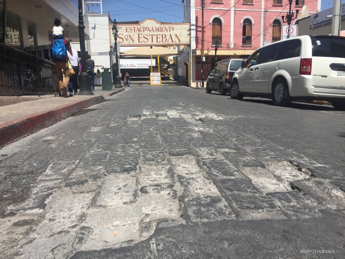 IsaacLpezRodrg2's tweet photo. @chema_fraustro @manolojim @SaltilloGob @JuanCarlosViGa @_hreyes @AnaElsaIturbe @CarlosAEstradaF @letyrora @culturasaltillo El alcalde de Saltillo #ChemaFraustro ya se va y deja a la capital de Coahuila descuidada y llena de baches, con calles y avenidas #parchadas y en pésimas condiciones. Se la pasa en eventos y lo único que hace #ElMunicipio es tapar los baches como si eso solucionara el problema https://t.co/QOealfJYwI