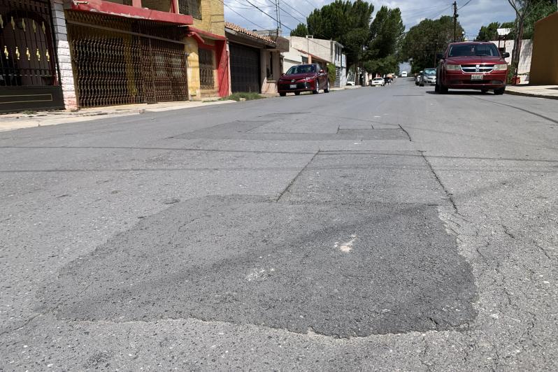 IsaacLpezRodrg2's tweet photo. @chema_fraustro @manolojim @SaltilloGob @JuanCarlosViGa @_hreyes @AnaElsaIturbe @CarlosAEstradaF @letyrora @culturasaltillo El alcalde de Saltillo #ChemaFraustro ya se va y deja a la capital de Coahuila descuidada y llena de baches, con calles y avenidas #parchadas y en pésimas condiciones. Se la pasa en eventos y lo único que hace #ElMunicipio es tapar los baches como si eso solucionara el problema https://t.co/QOealfJYwI