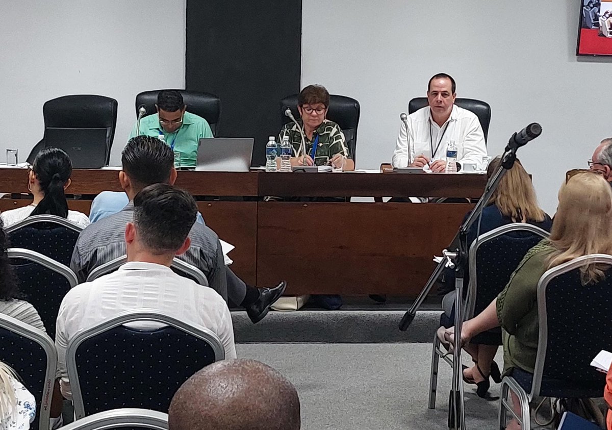 🇨🇺 Total prioridad tiene para el <a href="/MINSAPCuba/">Ministerio de Salud Pública de Cuba</a> la atención que se brinda en instituciones sociales a las personas adultas mayores.

Sobre la calidad de esos servicios, que demandan de una alta sensibilidad, debatimos este lunes en la Comisión de Salud y Deporte de la <a href="/AsambleaCuba/">Asamblea Nacional Cuba</a>.